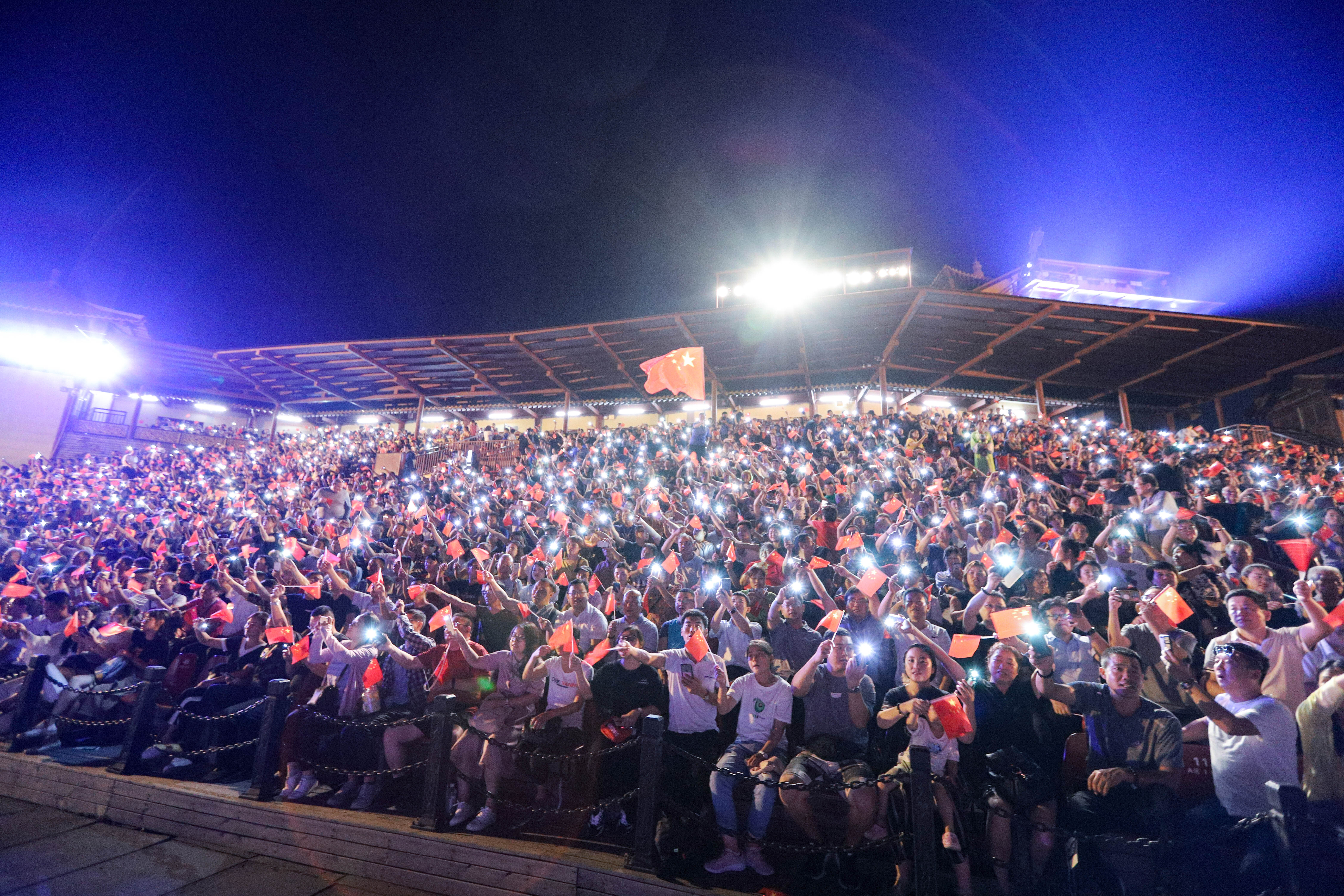 河南清明上河园:3000人合唱组团告白歌唱祖国