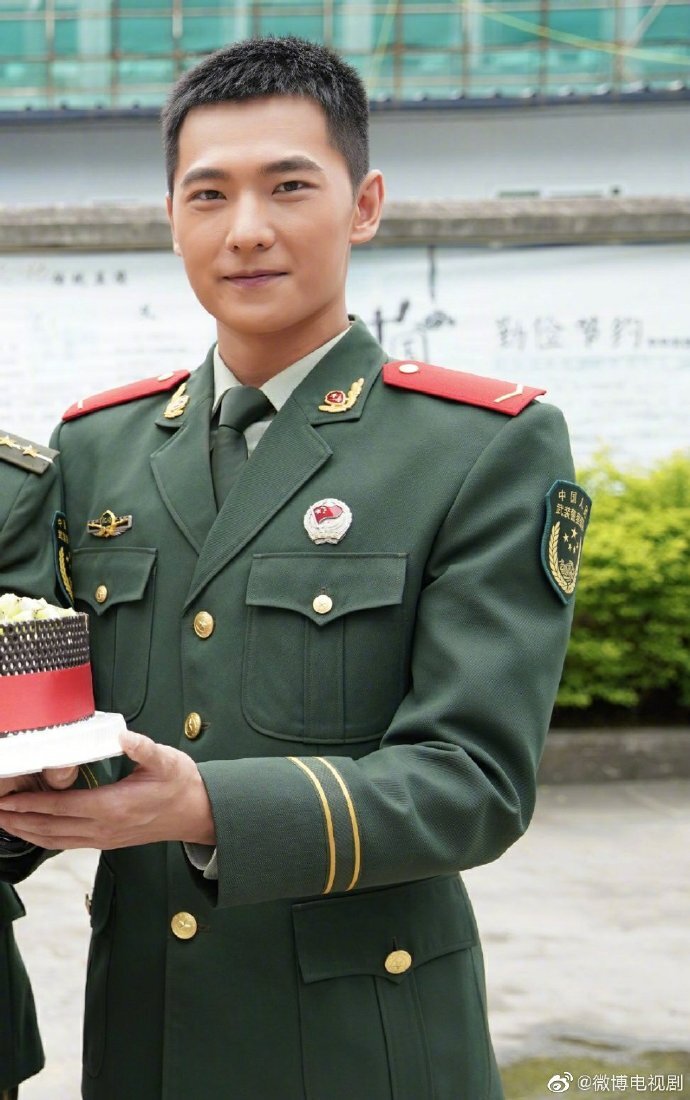 杨洋军装照路透,为了新剧皮肤都晒黑了,期待帅气的燕破岳早日上线