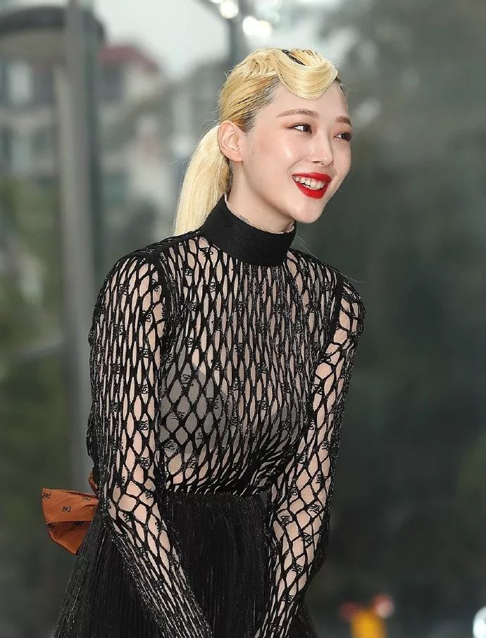 崔雪莉被diss后只穿内衣了 这渔网装谁能hold住__凤凰网