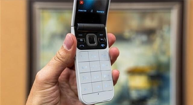 "诺基亚新出翻盖手机!价格700元人民币!