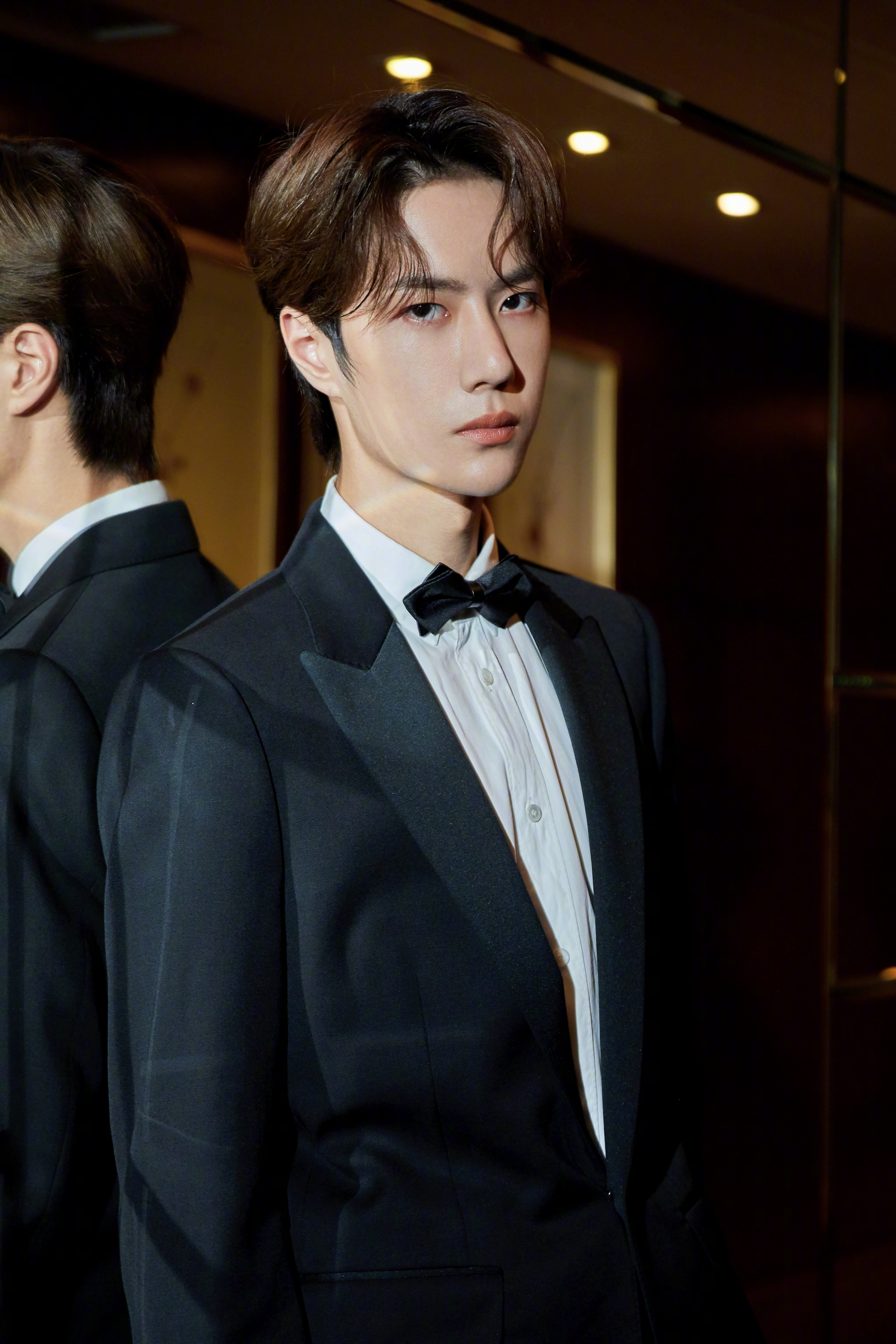 王一博celine西装香奈儿j12腕表经典简洁搭配展现少年沉稳一面