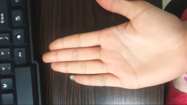 手掌中出现方形纹表示财运旺盛,善于理财,事业有成且能够聚财!