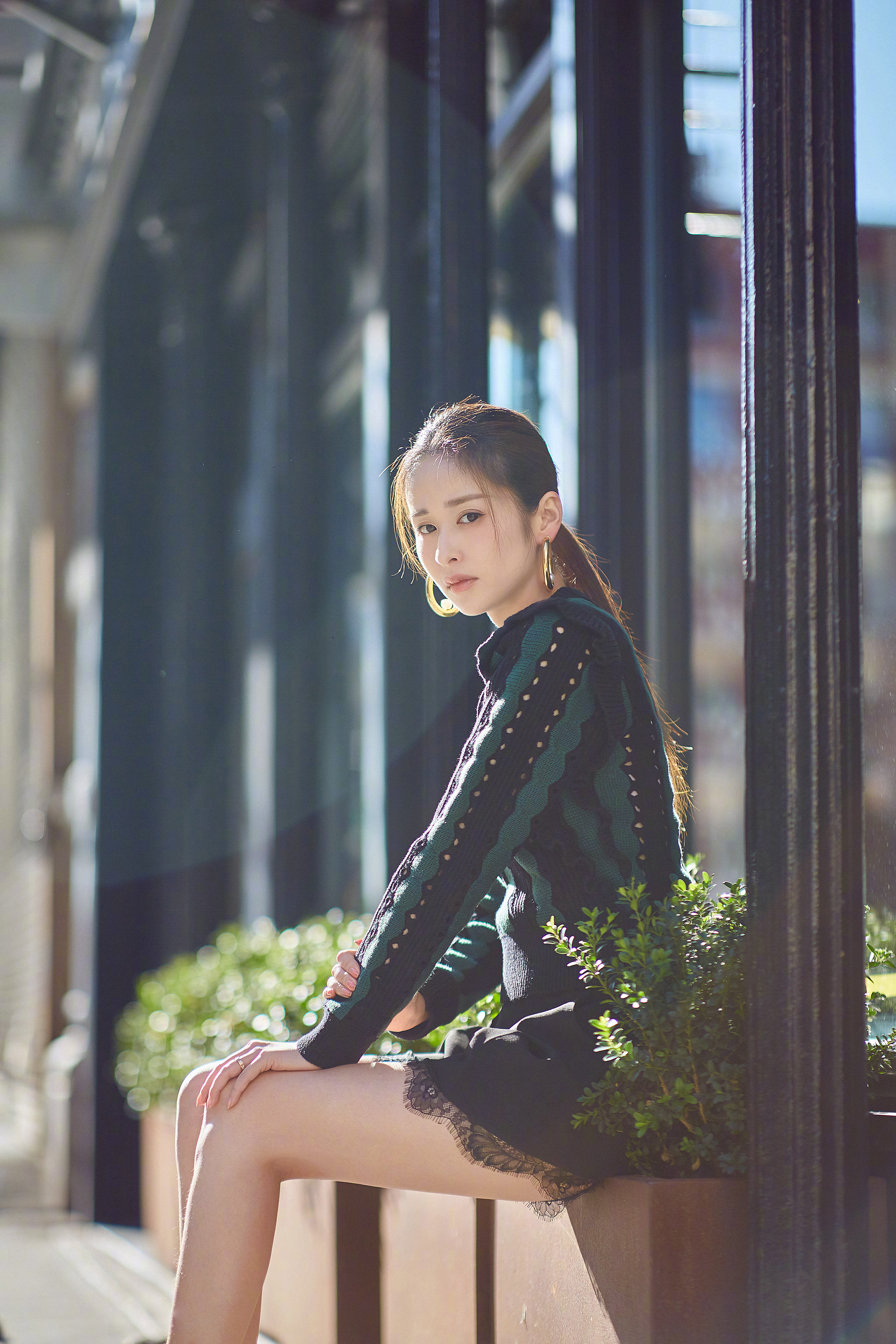 颖儿身穿镂空荷叶边针织上衣搭配蕾丝短裙,简单舒适的秋季穿搭