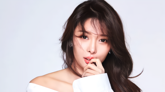 美女演员冯仪萱给李忠永的国人传媒旗下国人网送祝福