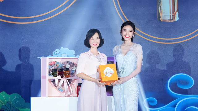 丝域养发创始人陈英燕为唐艺昕送上专属定制礼盒