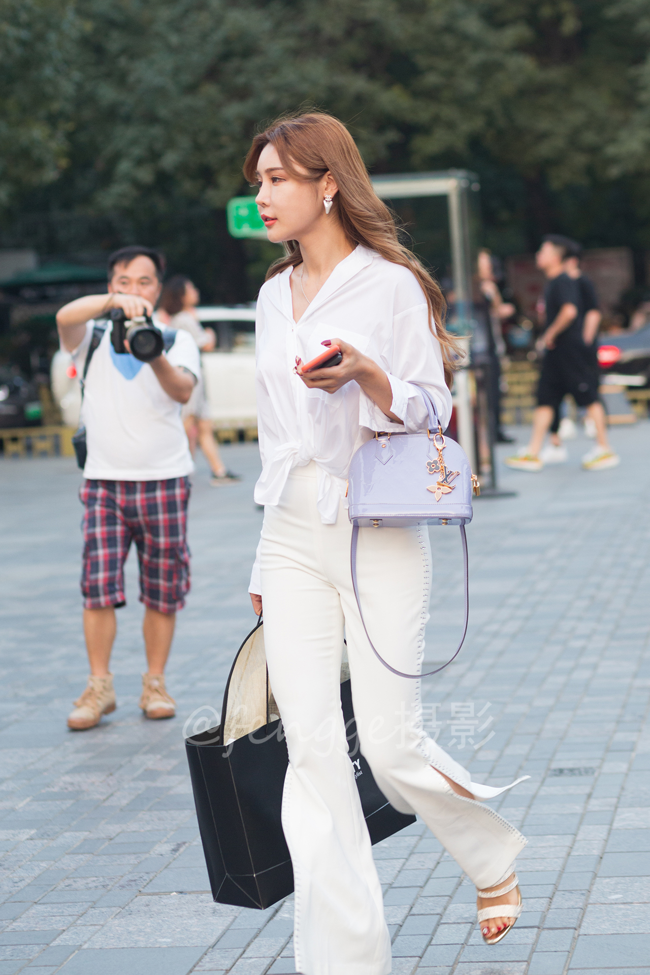 三里屯街拍:偶遇长腿大胸网红于芷晴