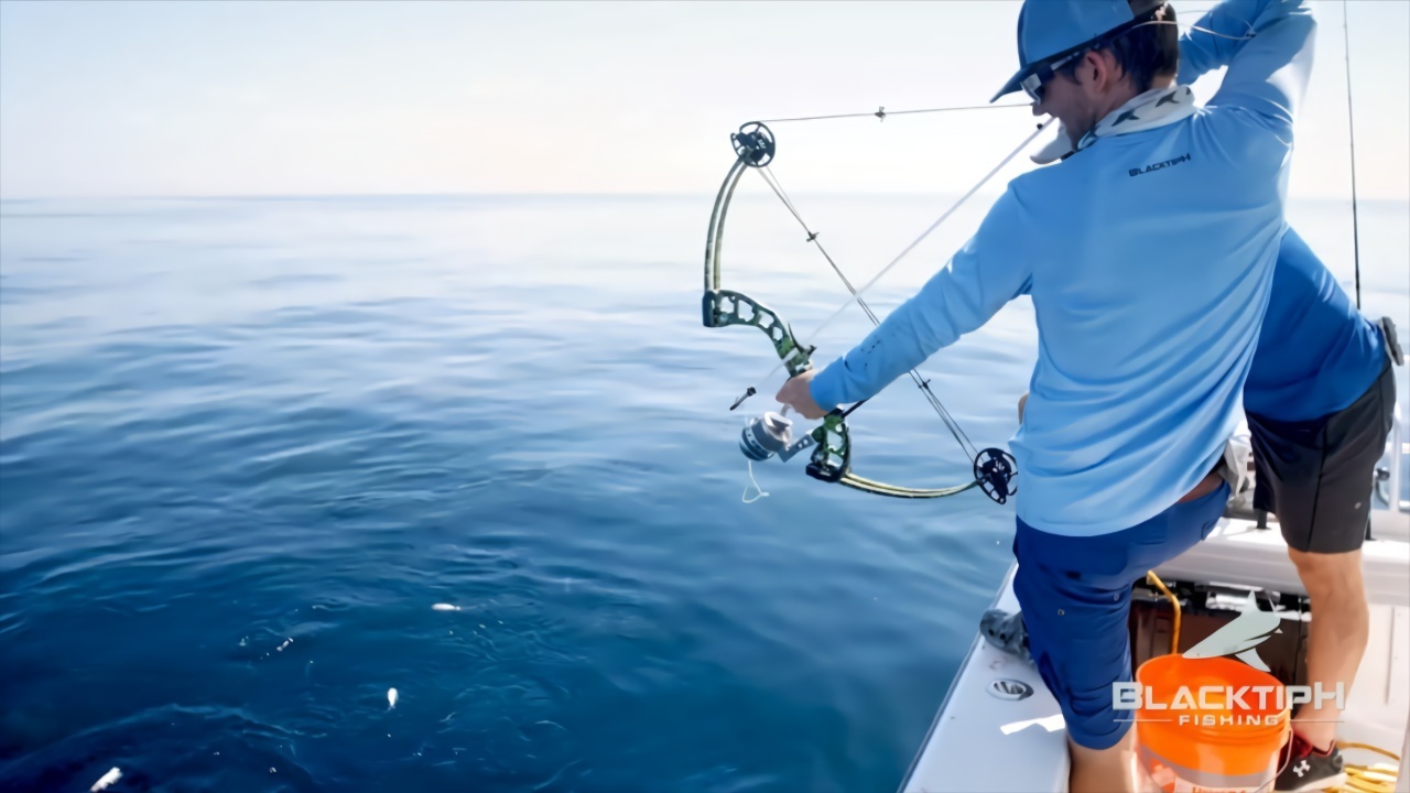 钓鱼人的奇思妙想海上用弓箭射鱼这是在强行增加海钓难度吧