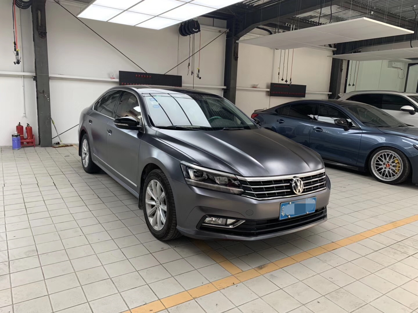 这次迈腾的身板更加硬朗了 电光深空灰给它的不一样迈腾电光深空灰