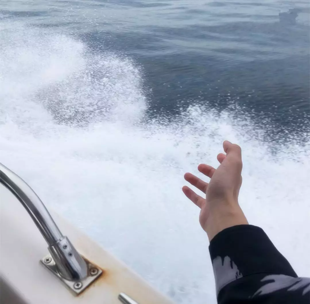 刷爆朋友圈的5大游艇拍照姿势,你也可以get(男生版)