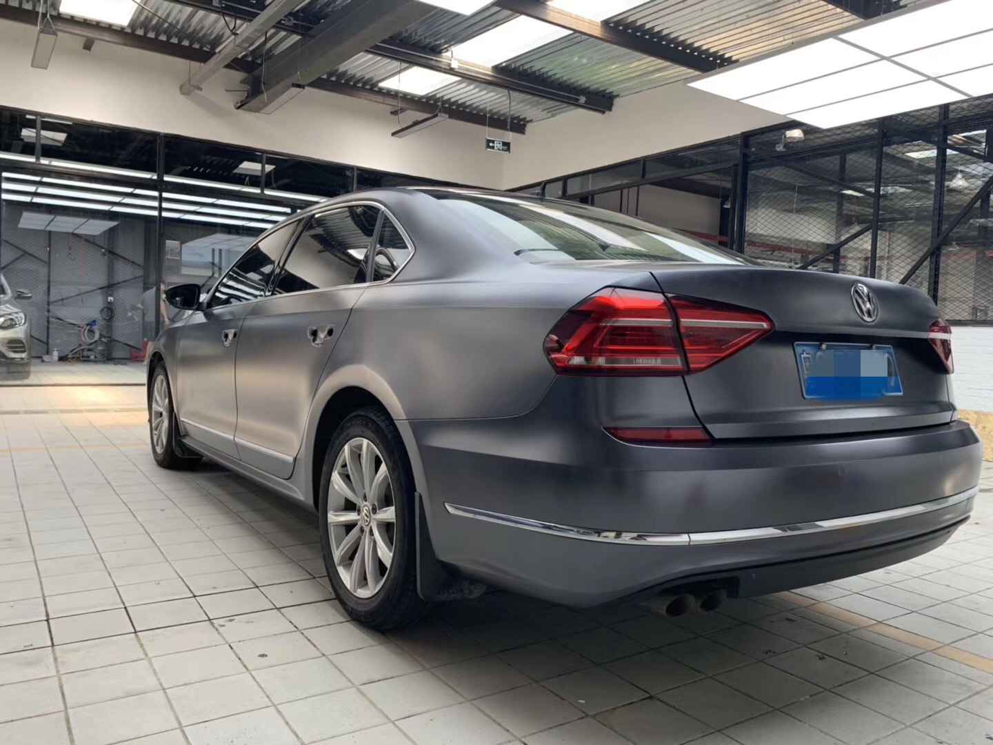 这次迈腾的身板更加硬朗了 电光深空灰给它的不一样迈腾电光深空灰