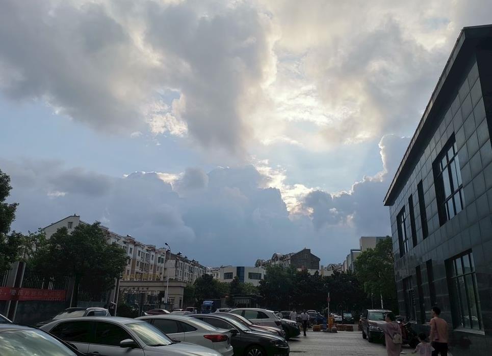 天气预报中的“多云”,到底是有多少云你知道吗__凤凰网