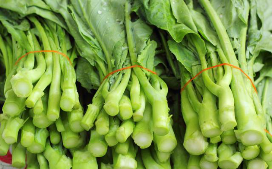 2,芥蓝学名葎草,又叫拉拉蒿,粘人草,五爪龙.