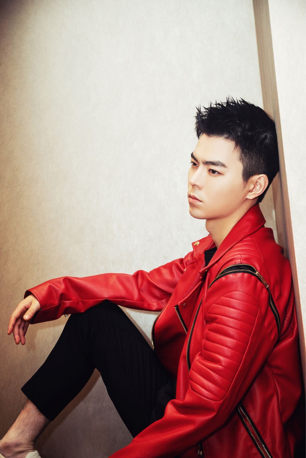 蔡荣写真曝光,《老酒馆》戏里戏外强反差,"听话弟弟"原来是"魅力型男"