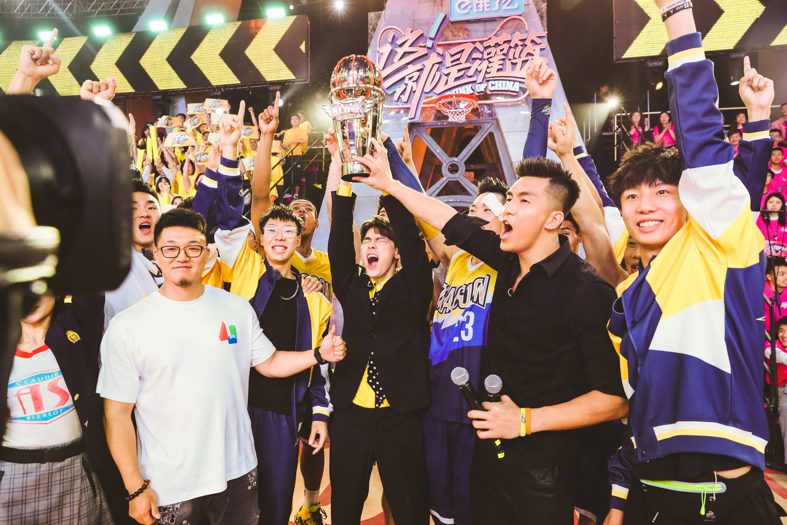 在各类综艺真人秀涌向市场的今年,李易峰依旧选择了一档篮球节目