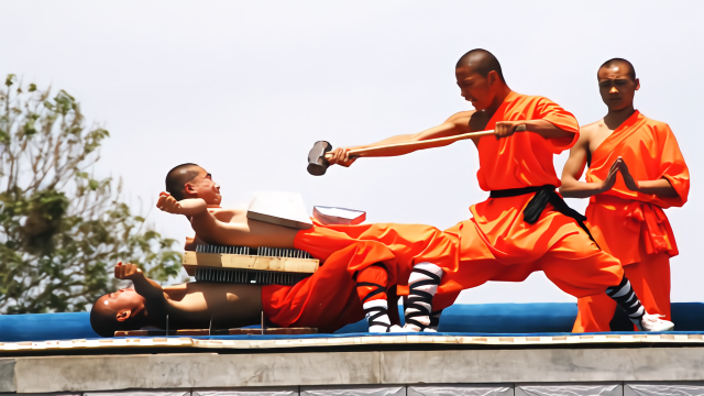 徒手劈碗只用两根手指少林寺的练功强度有多大