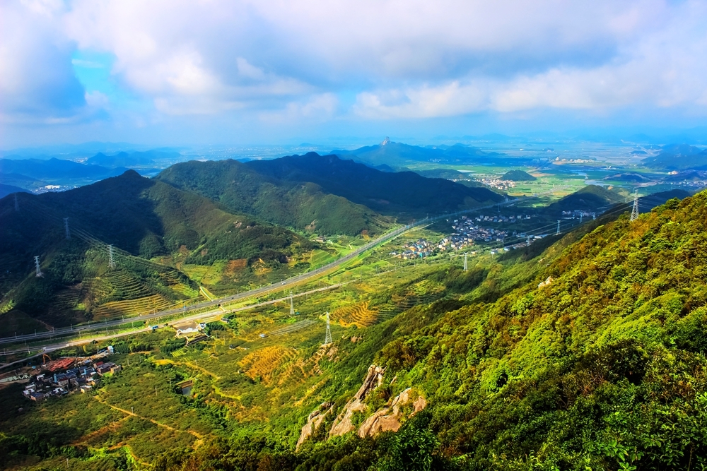 登白岩山,俯瞰美丽山村,优美的景色让人有一种焕然一新的感觉!