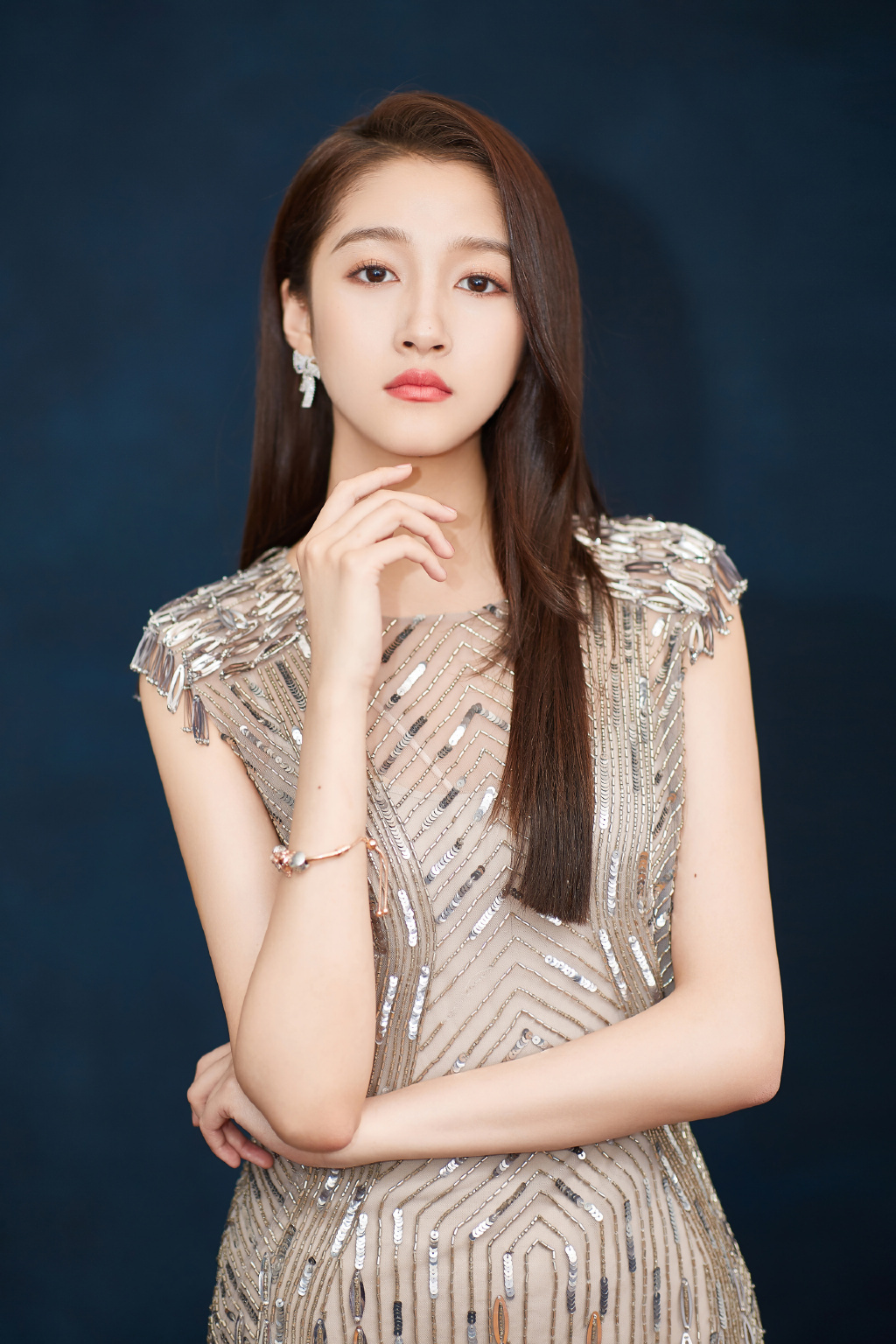 关晓彤银白色金属亮片裙搭配耳坠仙气满满成熟中透露着小性感