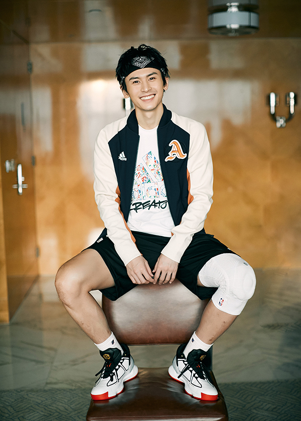 张哲瀚现身篮球世界杯现场 大方晒与罗斯亲密合照