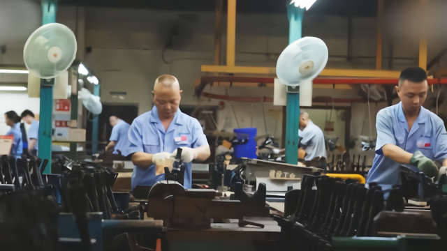 中国95式自动步枪制造工厂流水线曝光每一把都是手工拼装完成