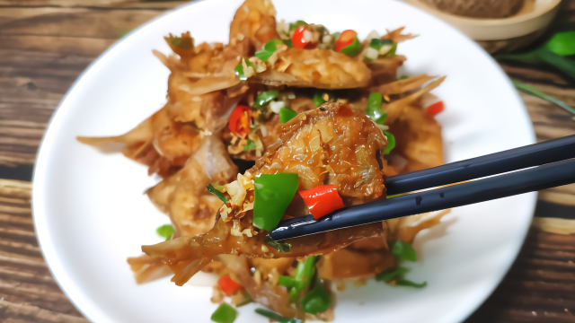 剥皮鱼好吃有诀窍，老刘教你饭店的做法，香辣酥脆，下酒一级棒！_凤凰网视频_凤凰网