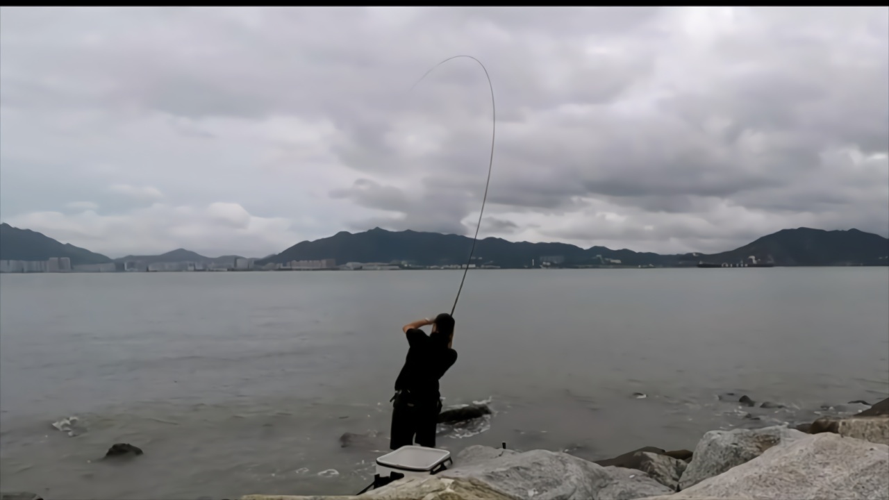 大潮防波堤磯釣釣魚人幾經辛苦收穫牛屎立