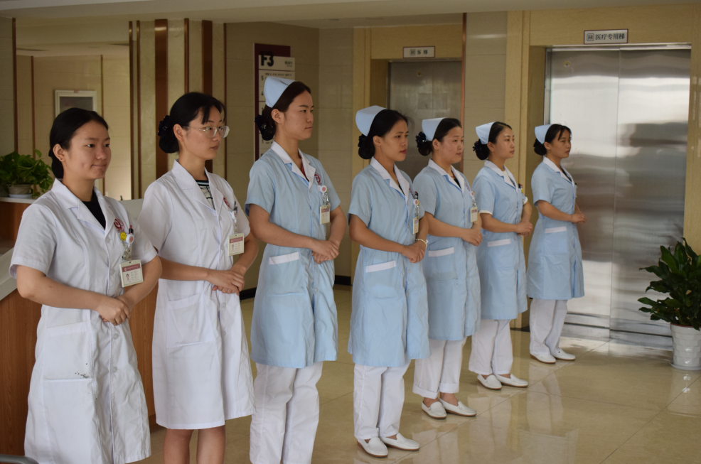 医院里的导医工作就和她们十分相似,但同时他们肩负的责任不仅仅是站