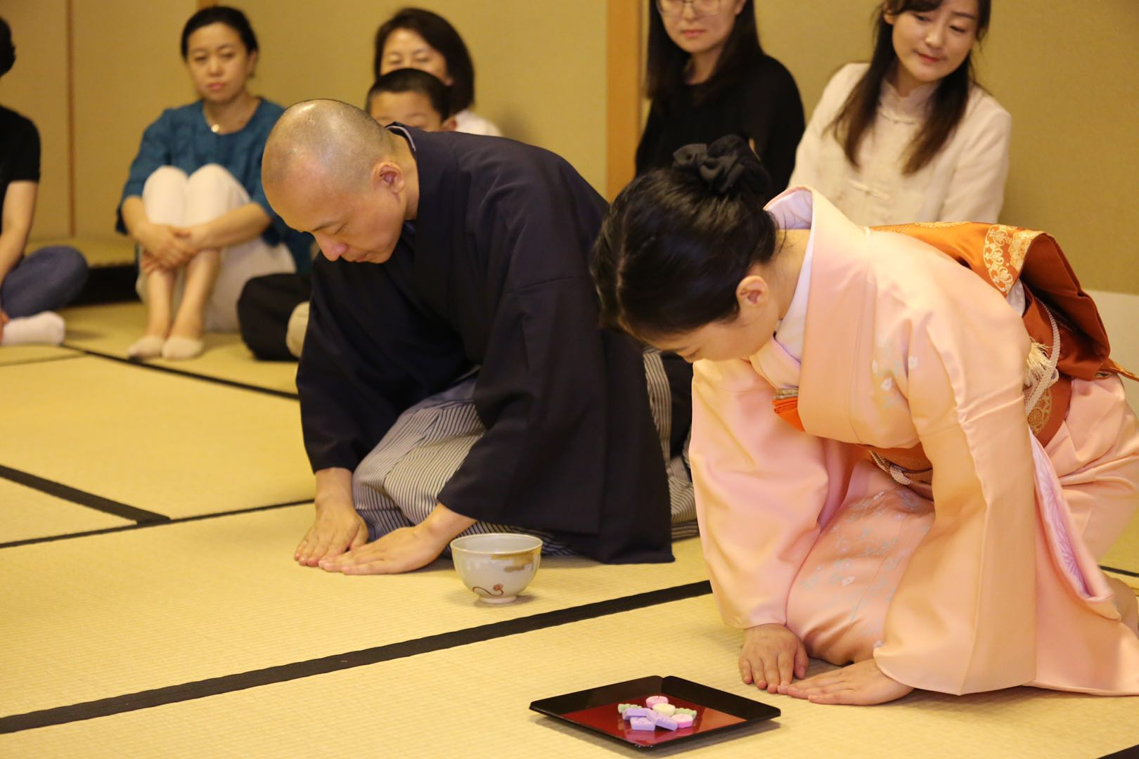 礼仪课堂:在华日本教授分享优雅的行为规范