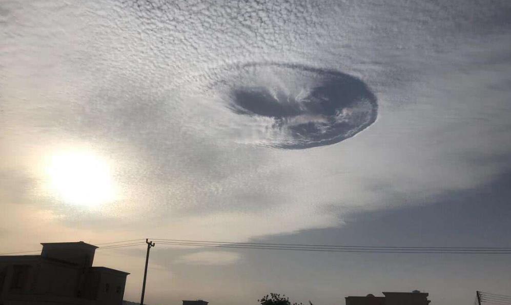 今天带大家解密天空巨大"云洞",小伙伴们有见过的吗