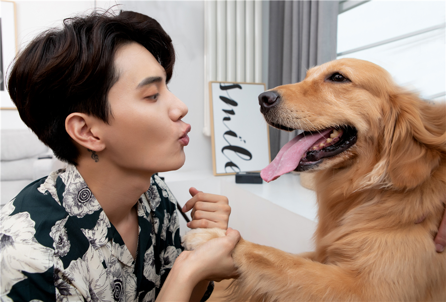 小五金恩圣生日写真曝光 与狗狗互动少年感十足超有爱__凤凰网