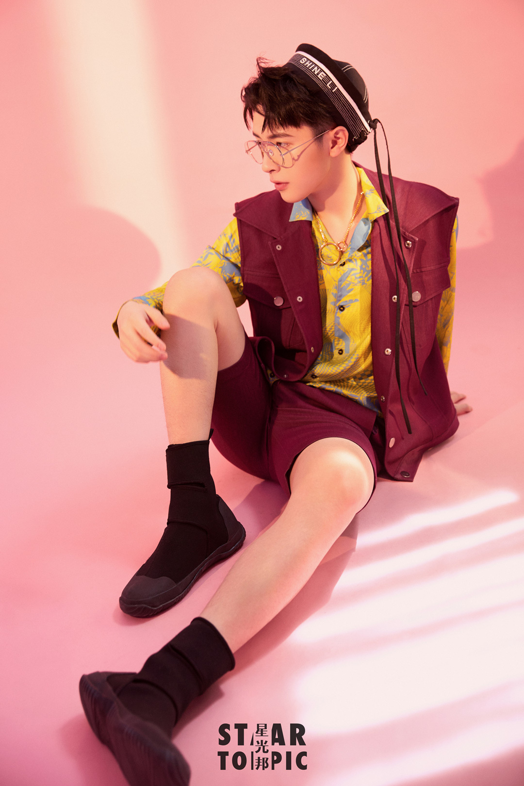 张逸杰光影大片展时尚质感棱角分明上演侧颜杀