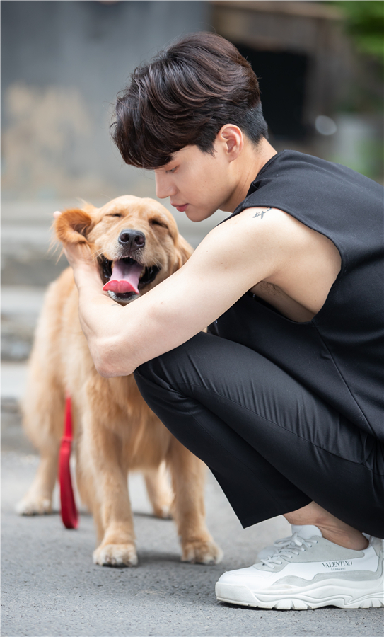 小五金恩圣生日写真曝光 与狗狗互动少年感十足超有爱