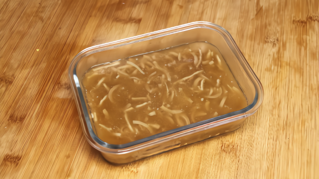 熬猪皮冻时,万万不要直接熬,学会3个技巧,皮冻q弹爽滑无腥味