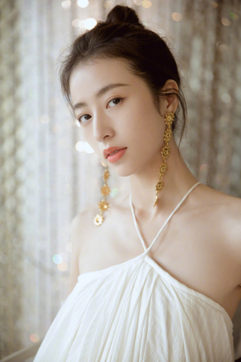 周雨彤简洁白色连衣裙搭配雅致妆容和丸子头,轻柔而美好性感露背