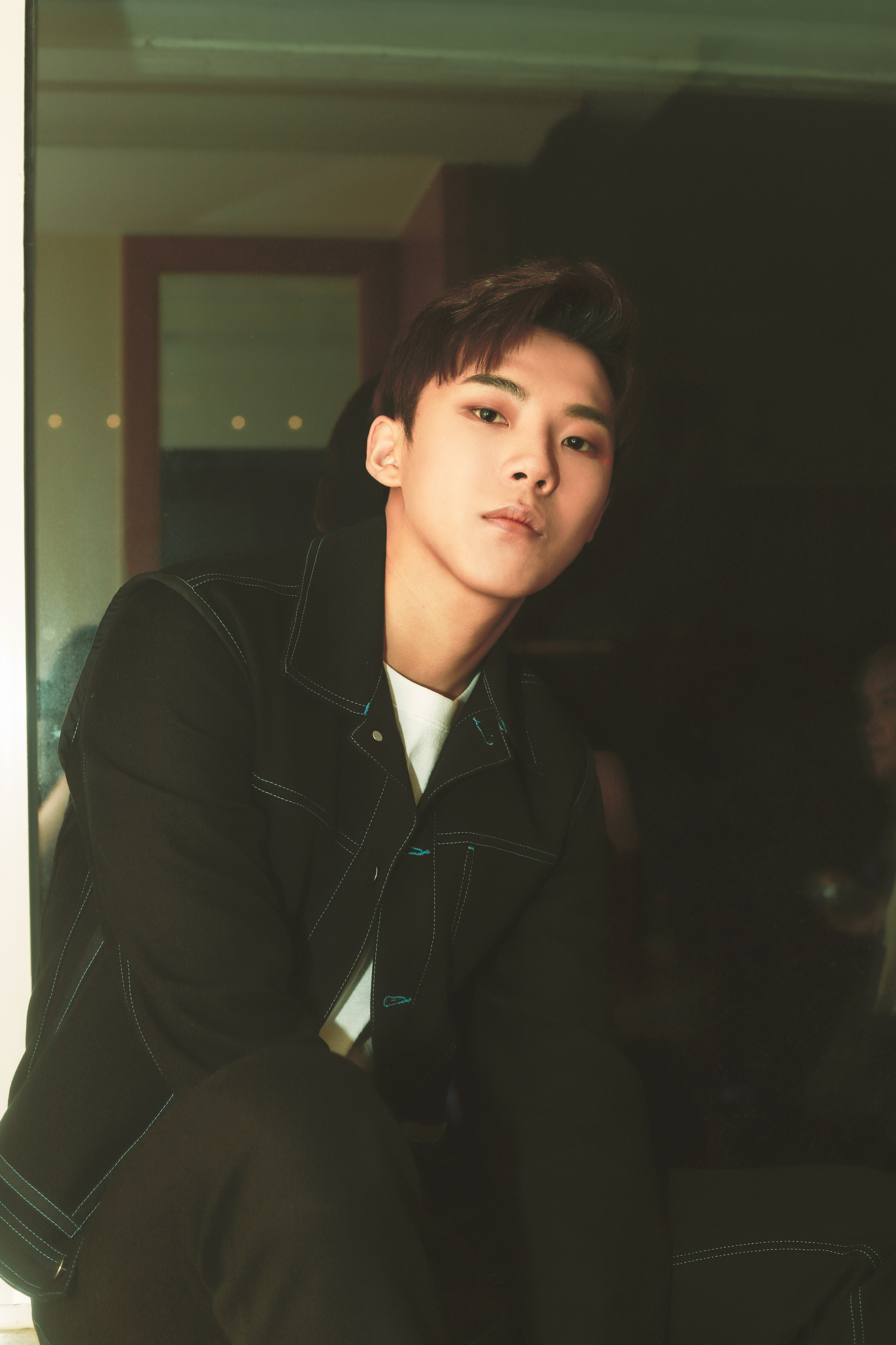 高嘉朗亮相杭州某活动现场体验刺绣感受非遗文化