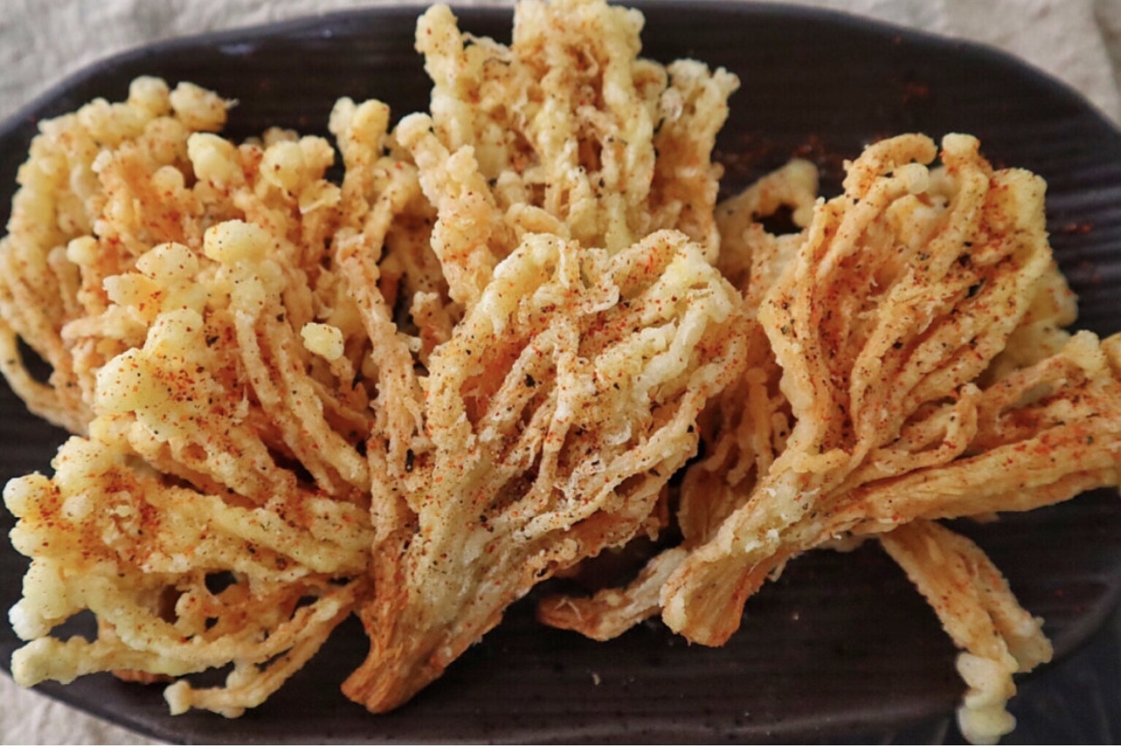 一口酥脆的椒盐金针菇比肉还要香太好吃啦