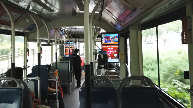北京三环随拍公交车内和车外人都很少