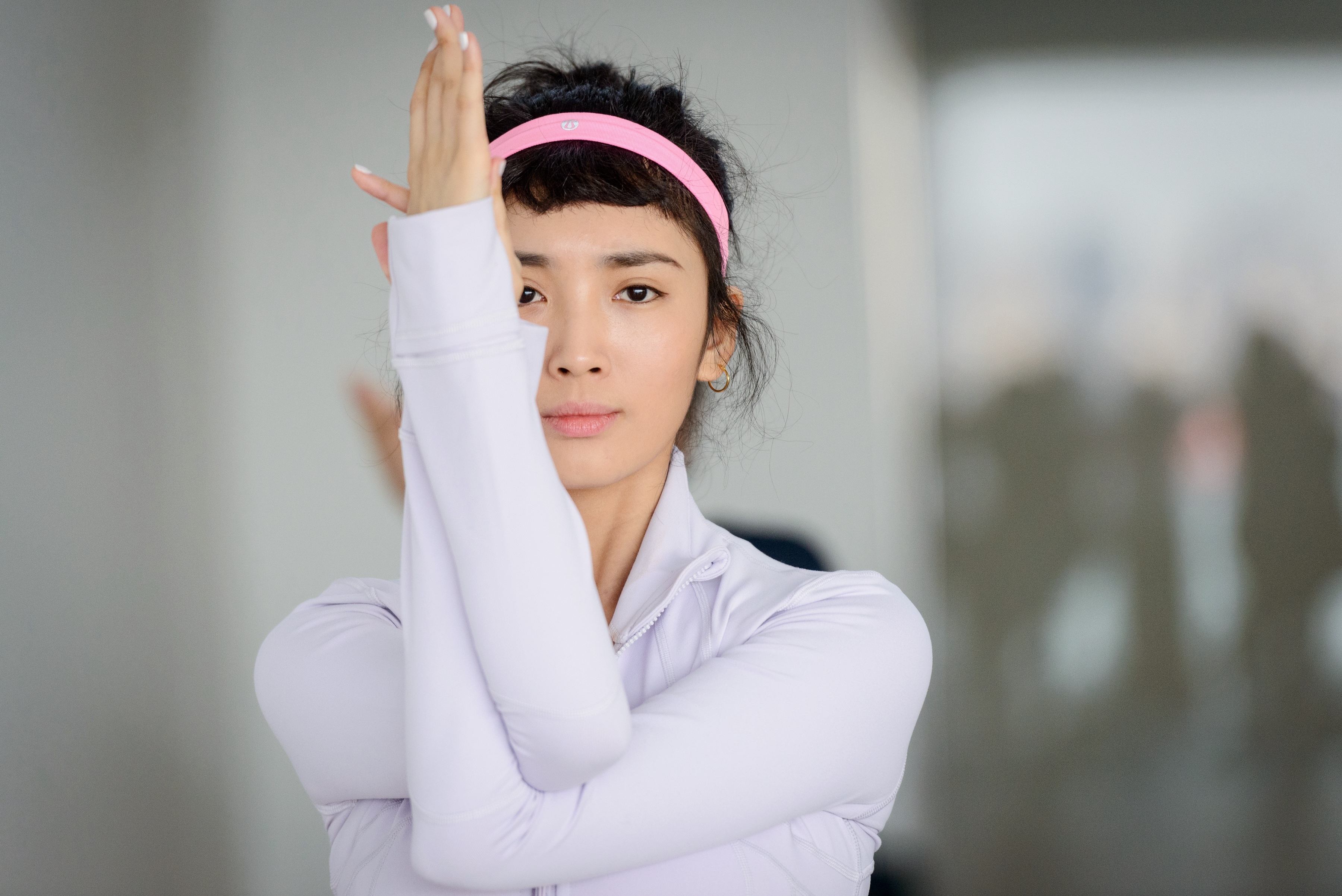 王紫璇分享瑜伽照 粉红发带抢镜展运动美