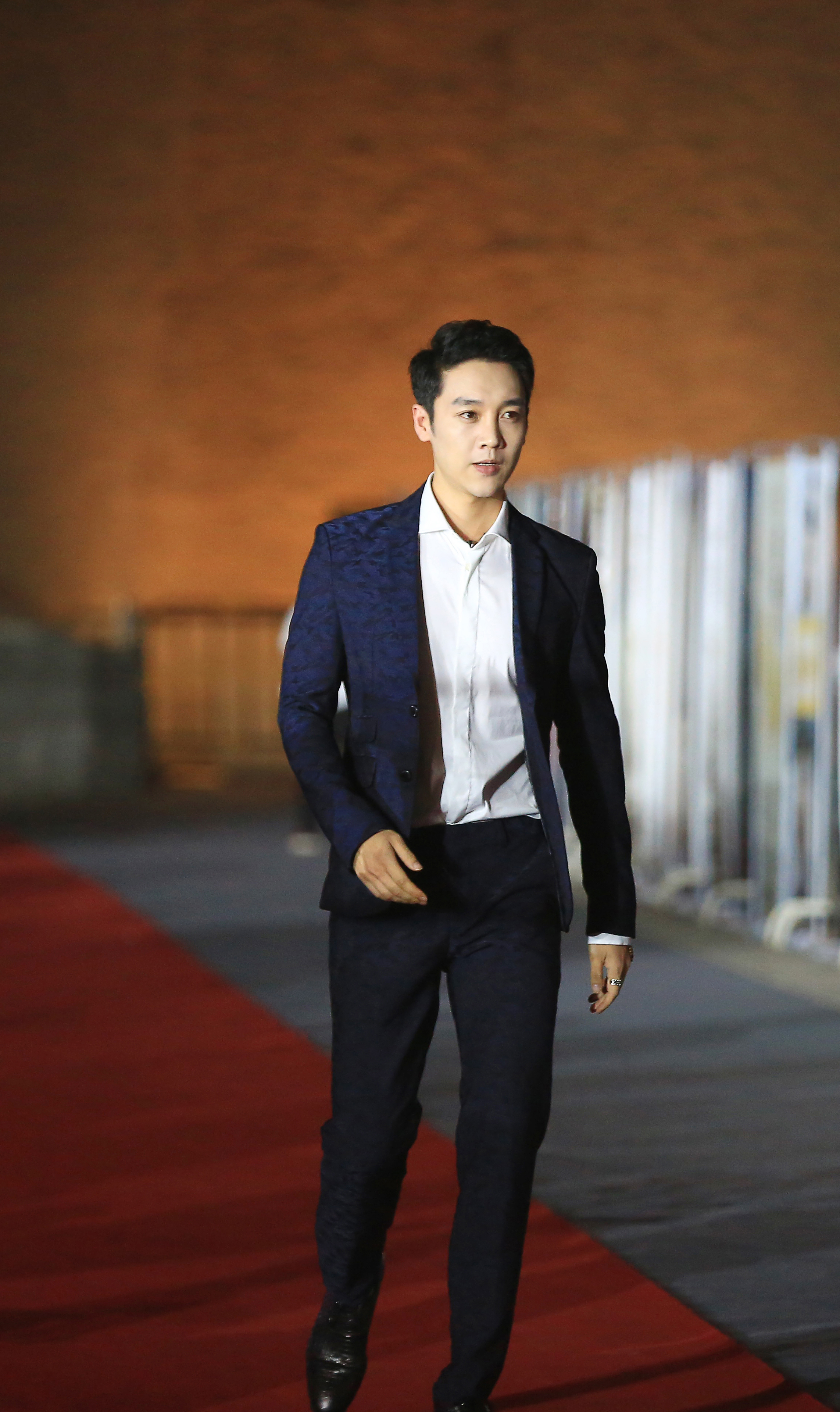 王野亮相2019首届都匀电影电视节 献唱《痛快》slay全场__凤凰网