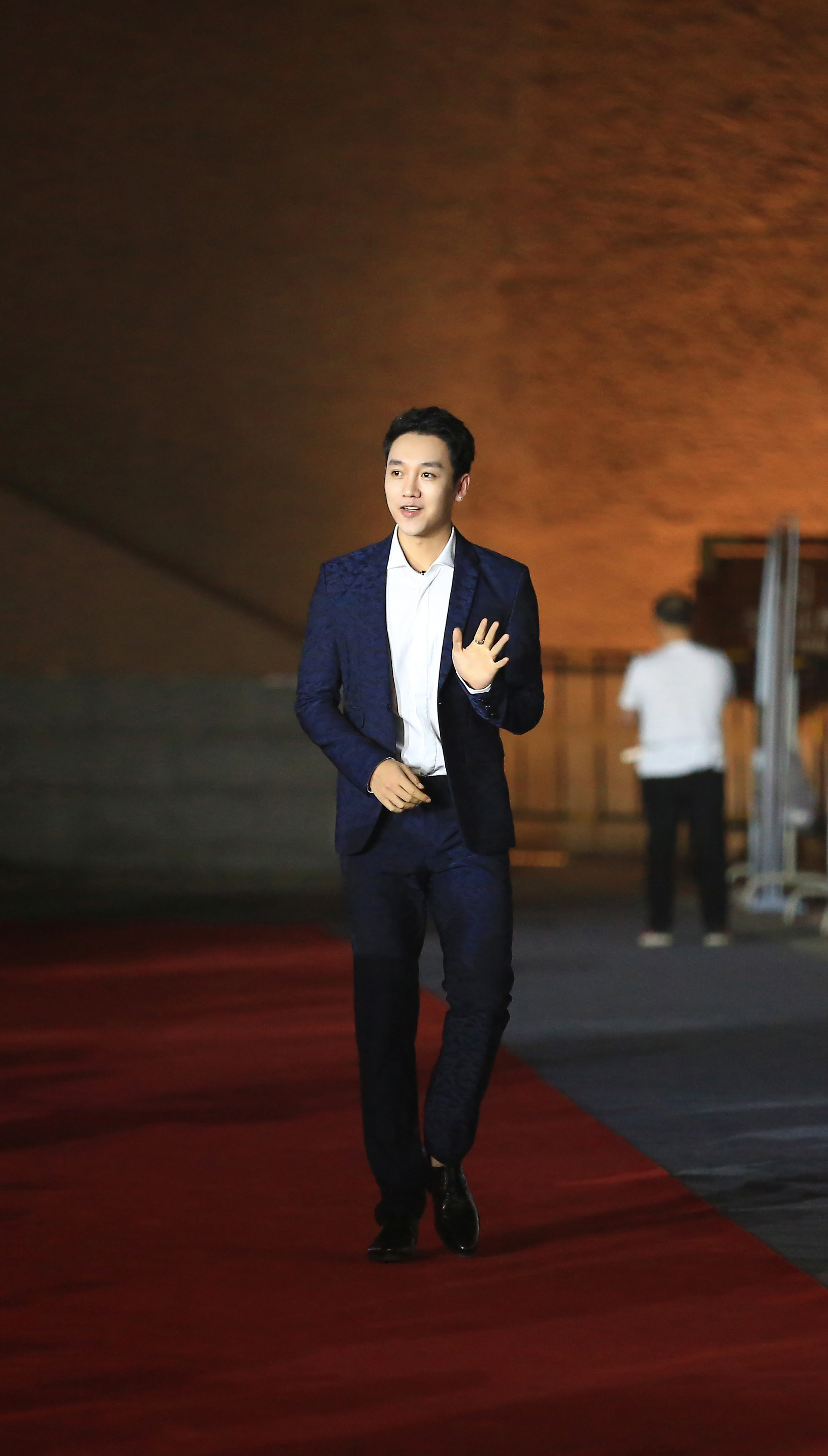 王野亮相2019首届都匀电影电视节 献唱《痛快》slay全场__凤凰网