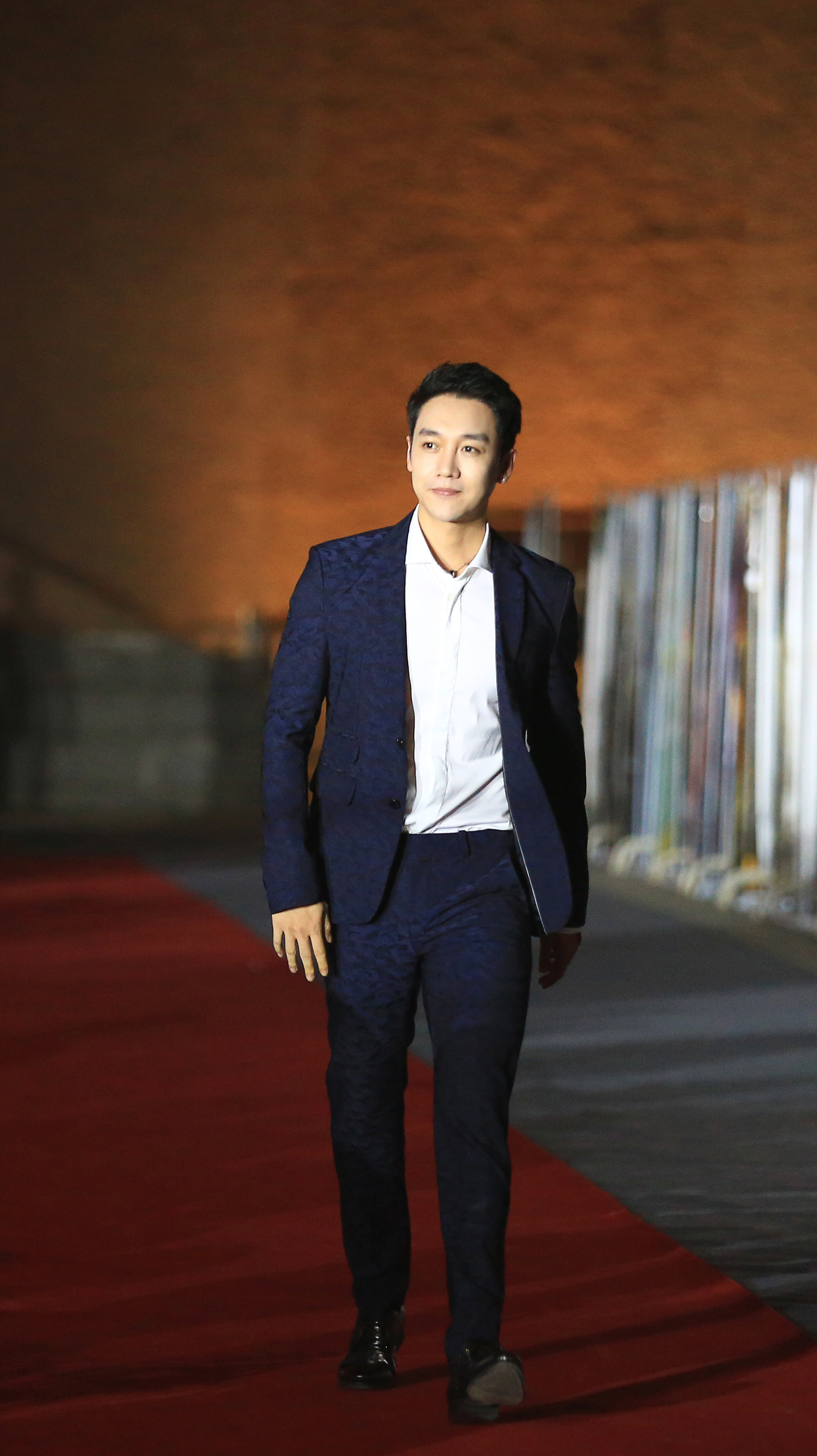 王野亮相2019首届都匀电影电视节 献唱《痛快》slay全场__凤凰网