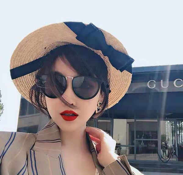 明星示范:丽视达早秋帽子眼镜穿搭盘点