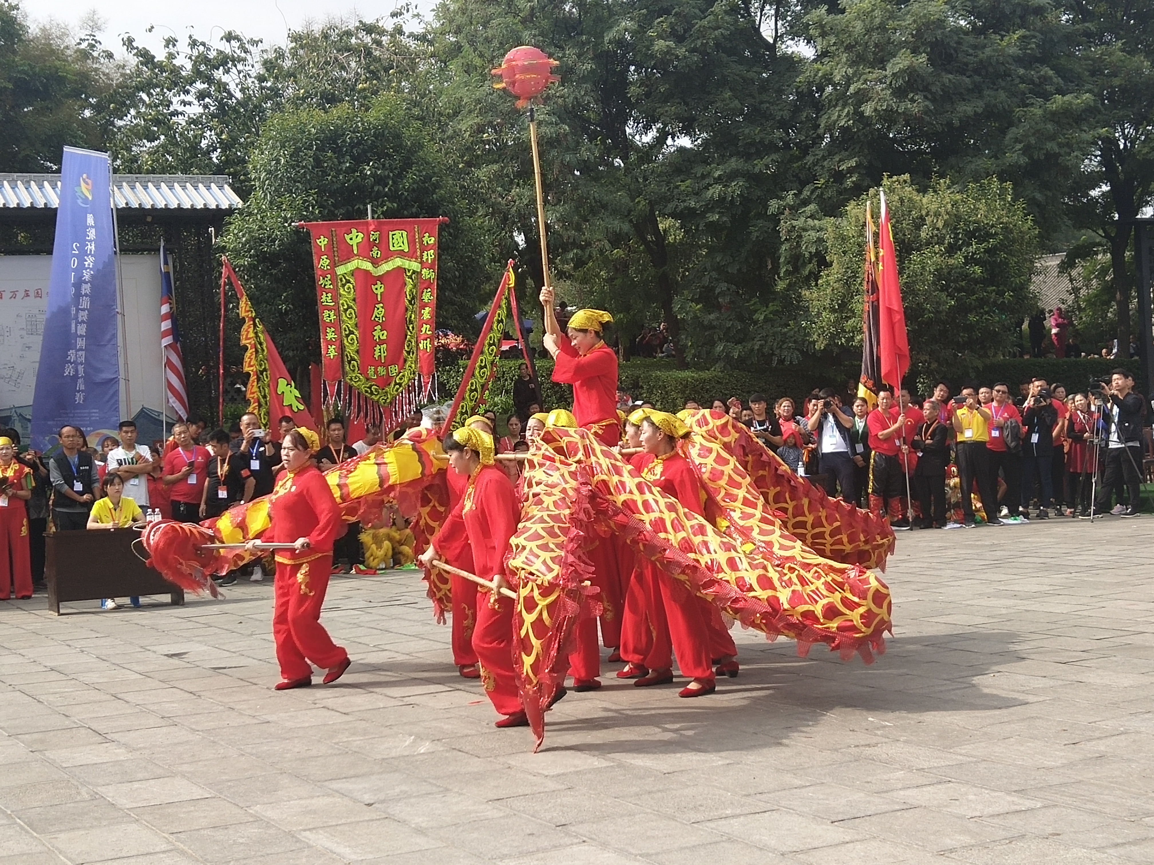 由深圳坂田永胜堂带来的麒麟舞 舞出了麒麟的活泼 变幻的鼓点,让永胜