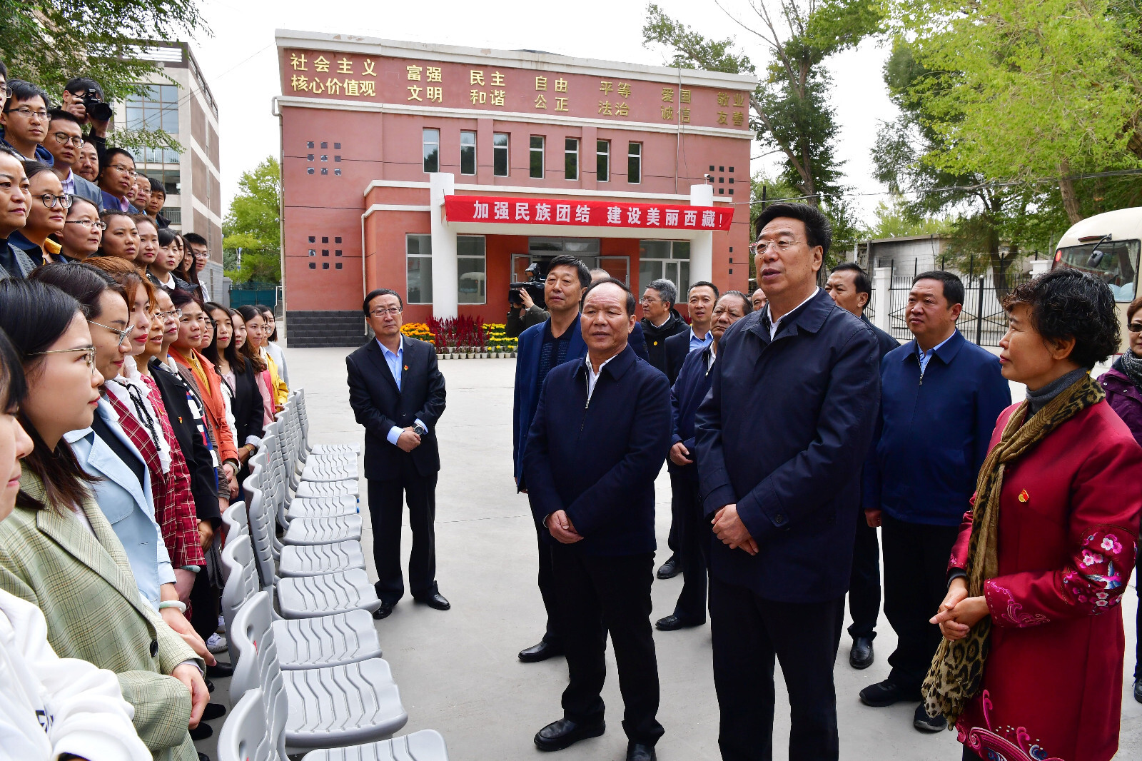 查看更多高清图片这是吴英杰,齐扎拉在自治区驻格尔木办事处中学,同