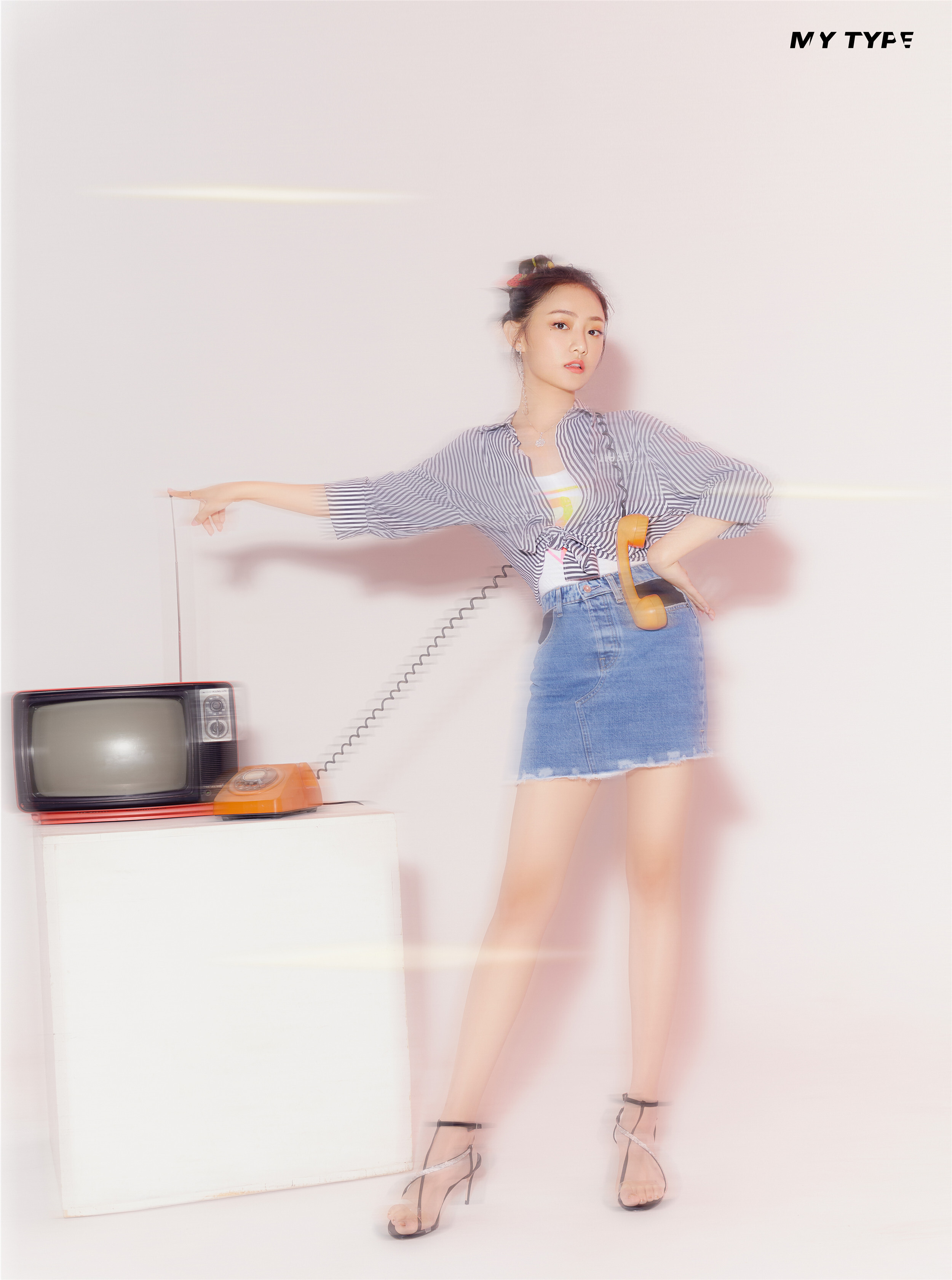 吴佳怡写真演绎多面风格率性与柔美间展时尚态度