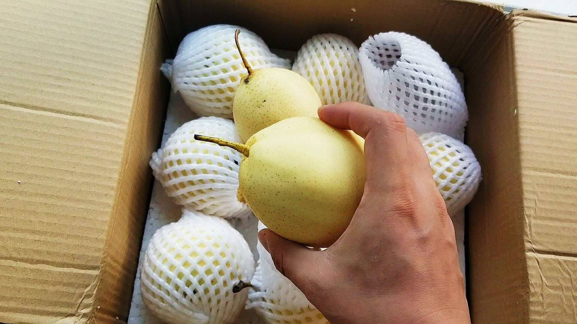 一箱梨得多少运费,小伙9.8元网购,水果用顺丰邮寄,贵了吗?