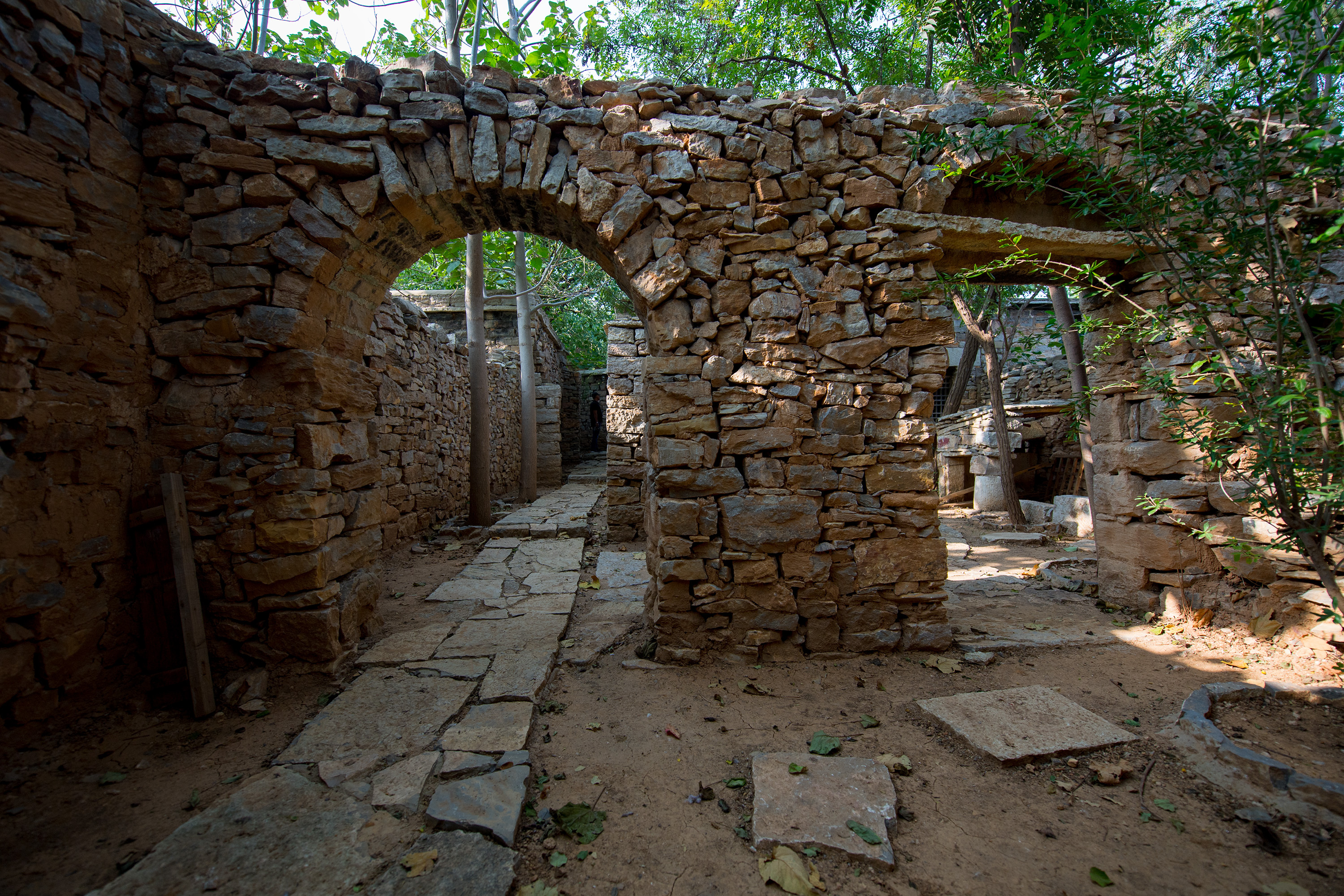 肥城神秘的石头村,大门里面是胡同,胡同中门里有门,院中有院