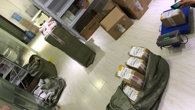 快递打包完毕,准备上路;唇膜隔离到货,准备分发.