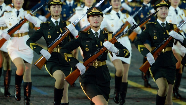 中国女仪仗兵!英姿飒爽的,在海外表演枪操,赢得全场尖叫欢呼!_凤凰网