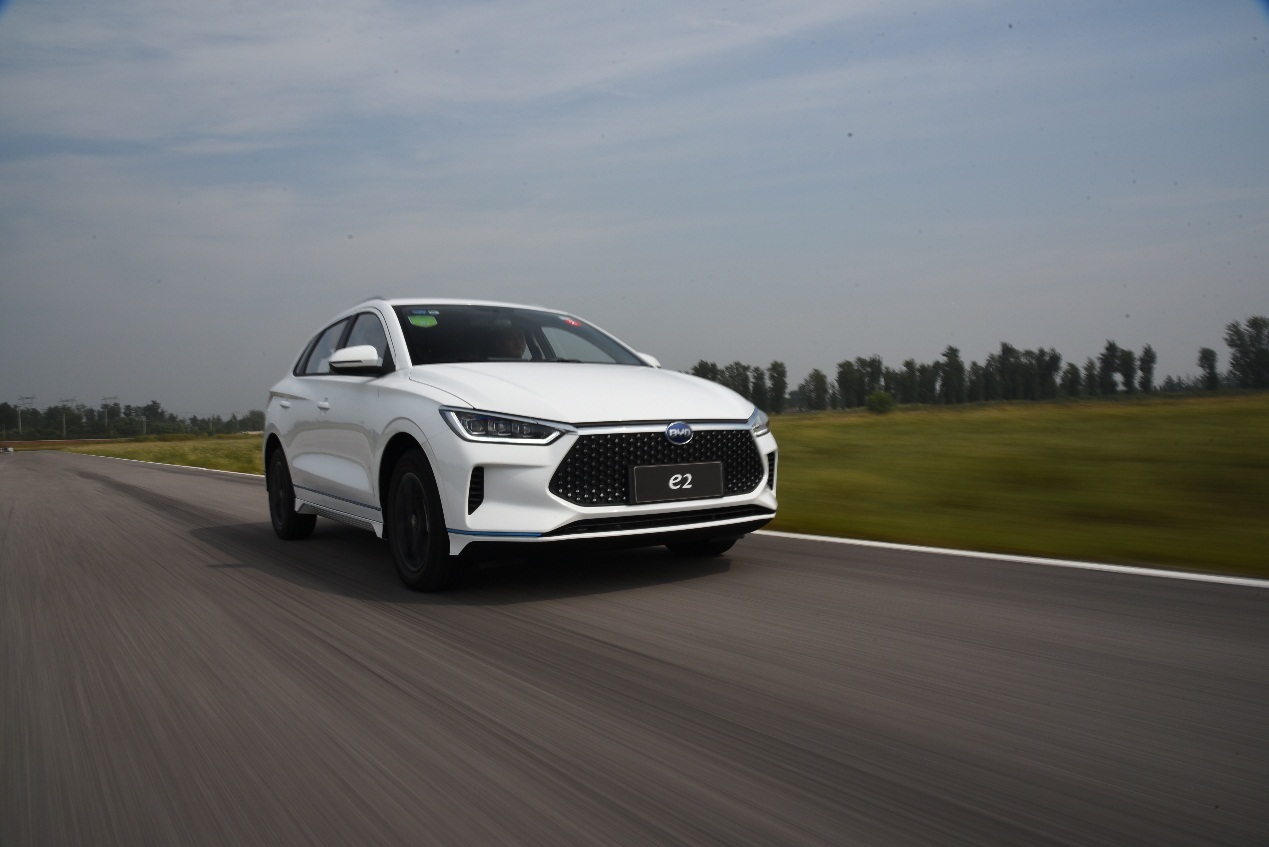 老少皆宜一公里才花5分钱尝鲜比亚迪e2纯电动轿车