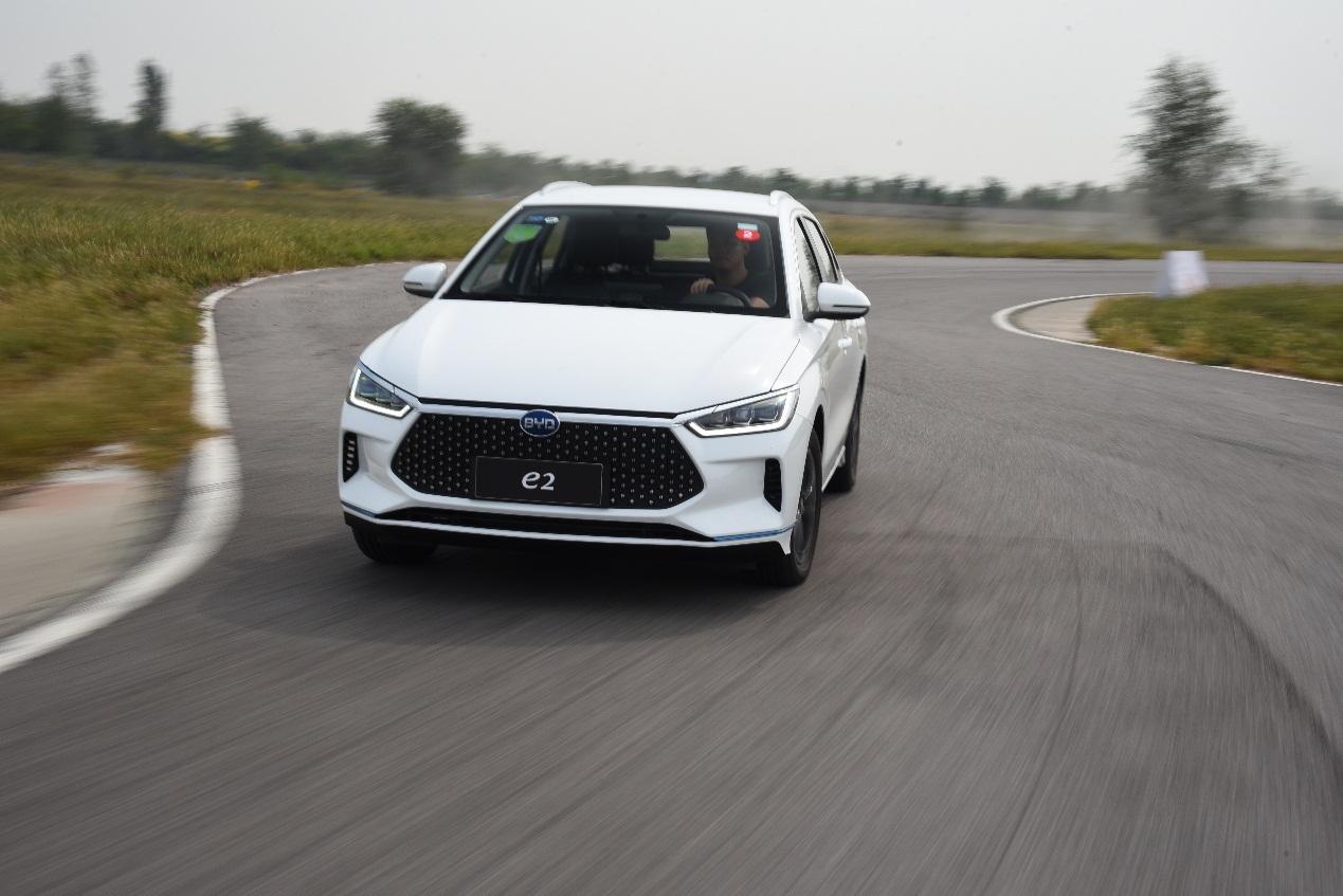 尝鲜比亚迪e2纯电动轿车_凤凰网汽车_凤凰网